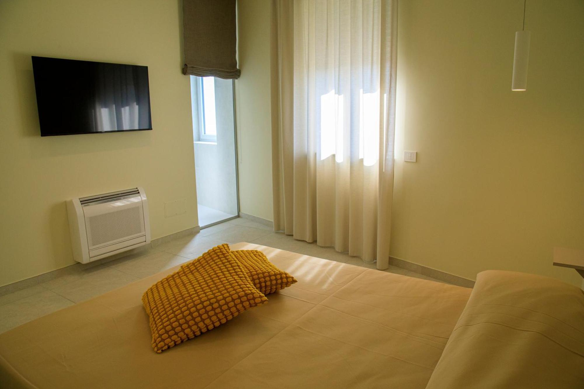 Domus Vivian Hotel Montecorvino Pugliano Exterior photo