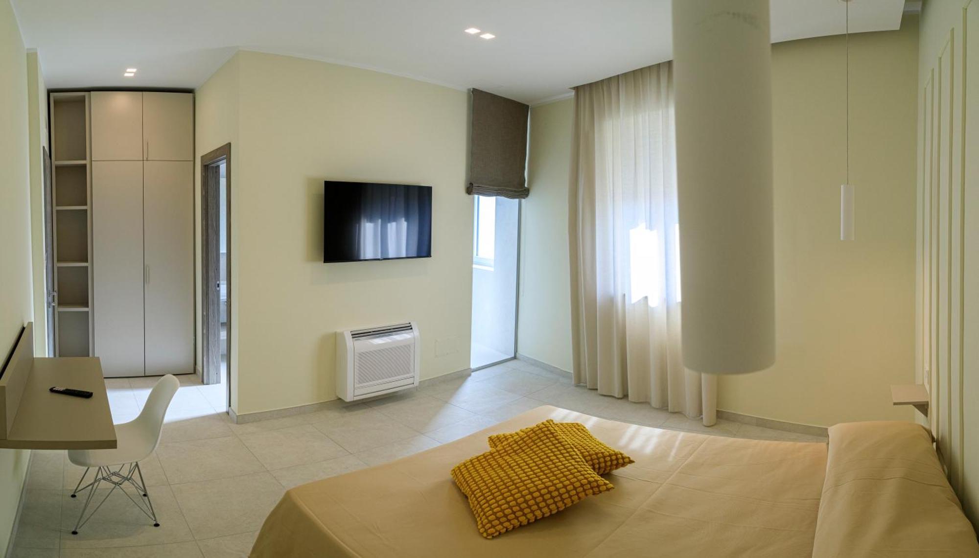 Domus Vivian Hotel Montecorvino Pugliano Exterior photo